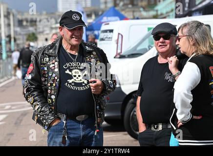 Brighton UK 8 septembre 2024 - des centaines de motocyclistes et de rockeurs à l'Ace Day Brighton Burn Up qui fait partie du 30ème anniversaire de l'événement Ace Cafe Reunion qui commence à Londres et se termine sur Madeira Drive à Brighton . Le week-end de 3 jours célèbre l'histoire et le patrimoine du célèbre Ace Cafe à Londres 25 ans après sa fermeture en 1969 avec la première réunion qui a eu lieu en 1994 à Londres et à Brighton : Credit Simon Dack / Alamy Live News Banque D'Images