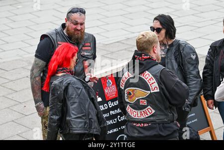 Brighton UK 8 septembre 2024 - des centaines de motocyclistes et de rockeurs à l'Ace Day Brighton Burn Up qui fait partie du 30ème anniversaire de l'événement Ace Cafe Reunion qui commence à Londres et se termine sur Madeira Drive à Brighton . Le week-end de 3 jours célèbre l'histoire et le patrimoine du célèbre Ace Cafe à Londres 25 ans après sa fermeture en 1969 avec la première réunion qui a eu lieu en 1994 à Londres et à Brighton : Credit Simon Dack / Alamy Live News Banque D'Images