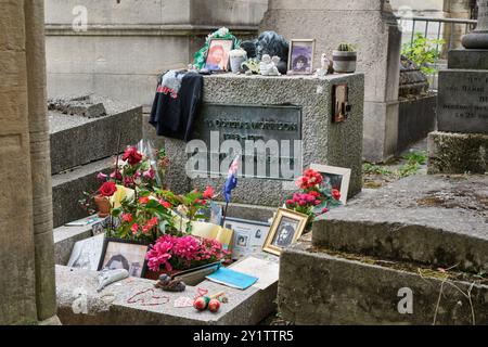 La tombe de Jim Morrison, chanteur principal des Doors dans le cimetière du Père Lachaise, Paris, France Banque D'Images