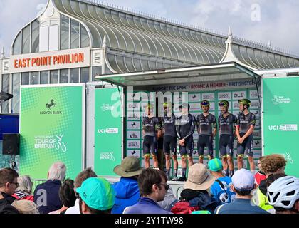 Felixstowe, Royaume-Uni. 8 septembre 2024. Q36.5 Pro Cycling Team présenté à la foule avant le début de l'étape 6 Lowestoft > Felixstowe, Tour of Britain, 8 septembre 2024, Credit:Pete Goding Credit : Peter Goding/Alamy Live News Banque D'Images