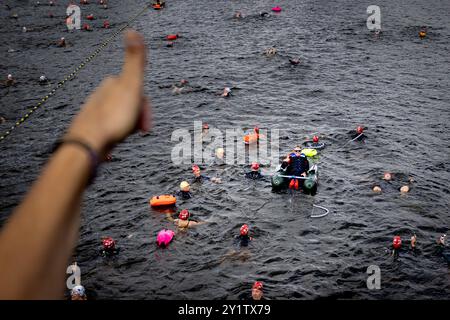 AMSTERDAM - la natation de la ville d'Amsterdam. L’organisation veut recueillir autant d’argent que possible pour la recherche scientifique sur la SLA et améliorer la qualité de vie des patients atteints de SLA. ANP RAMON VAN FLYMEN pays-bas OUT - belgique OUT Banque D'Images