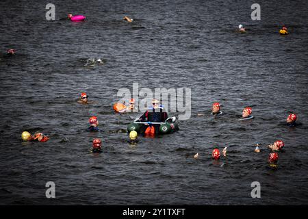 AMSTERDAM - la natation de la ville d'Amsterdam. L’organisation veut recueillir autant d’argent que possible pour la recherche scientifique sur la SLA et améliorer la qualité de vie des patients atteints de SLA. ANP RAMON VAN FLYMEN pays-bas OUT - belgique OUT Banque D'Images