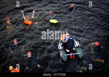 AMSTERDAM - la natation de la ville d'Amsterdam. L’organisation veut recueillir autant d’argent que possible pour la recherche scientifique sur la SLA et améliorer la qualité de vie des patients atteints de SLA. ANP RAMON VAN FLYMEN pays-bas OUT - belgique OUT Banque D'Images