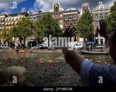 AMSTERDAM - la natation de la ville d'Amsterdam. L’organisation veut recueillir autant d’argent que possible pour la recherche scientifique sur la SLA et améliorer la qualité de vie des patients atteints de SLA. ANP RAMON VAN FLYMEN pays-bas OUT - belgique OUT Banque D'Images