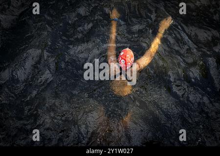 AMSTERDAM - la natation de la ville d'Amsterdam. L’organisation veut recueillir autant d’argent que possible pour la recherche scientifique sur la SLA et améliorer la qualité de vie des patients atteints de SLA. ANP RAMON VAN FLYMEN pays-bas OUT - belgique OUT Banque D'Images
