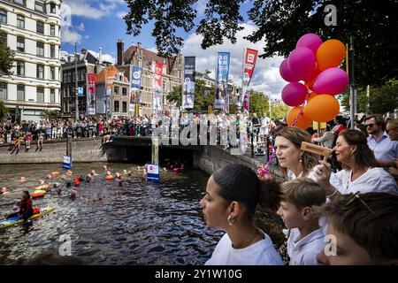 AMSTERDAM - la natation de la ville d'Amsterdam. L’organisation veut recueillir autant d’argent que possible pour la recherche scientifique sur la SLA et améliorer la qualité de vie des patients atteints de SLA. ANP RAMON VAN FLYMEN pays-bas OUT - belgique OUT Banque D'Images