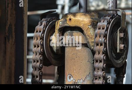 Gros plan de la chaîne rouillée sur le vieux chariot élévateur et le vérin hydraulique de levage. Espace pour le texte, foyer sélectif. Banque D'Images