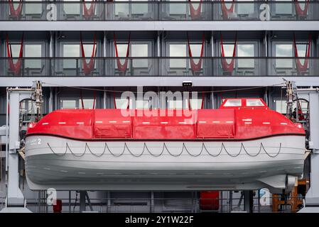 Gros plan montrant des canots de sauvetage sur le navire de croisière Virgin Resilient Lady amarré à Portsmouth en Angleterre. Septembre 2024. Banque D'Images