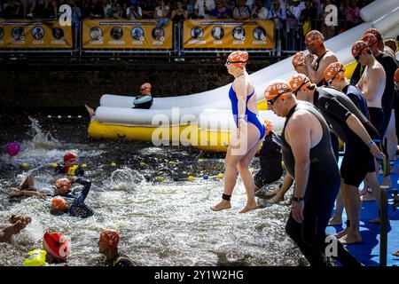 AMSTERDAM - la natation de la ville d'Amsterdam. L’organisation veut recueillir autant d’argent que possible pour la recherche scientifique sur la SLA et améliorer la qualité de vie des patients atteints de SLA. ANP RAMON VAN FLYMEN pays-bas OUT - belgique OUT Banque D'Images