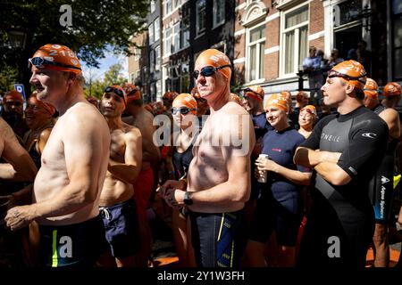AMSTERDAM - la natation de la ville d'Amsterdam. L’organisation veut recueillir autant d’argent que possible pour la recherche scientifique sur la SLA et améliorer la qualité de vie des patients atteints de SLA. ANP RAMON VAN FLYMEN pays-bas OUT - belgique OUT Banque D'Images