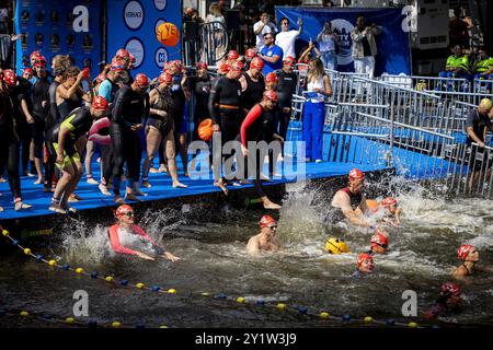 AMSTERDAM - la natation de la ville d'Amsterdam. L’organisation veut recueillir autant d’argent que possible pour la recherche scientifique sur la SLA et améliorer la qualité de vie des patients atteints de SLA. ANP RAMON VAN FLYMEN pays-bas OUT - belgique OUT Banque D'Images
