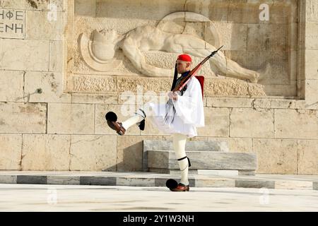 Athènes, Grèce. 15 décembre 2019. L'ancien Palais Royal sur la place Syntagma d'Athènes, avec des soldats de la Garde présidentielle changeant la garde. La place Syntagma est la place centrale d'Athènes, et est située en face de l'ancien Palais Royal, qui abrite le Parlement grec depuis 1934. Les soldats de la Garde présidentielle se tiennent devant le Parlement hellénique sur la place Syntagma 24 heures sur 24, et effectuent la relève des gardes devant le monument de la tombe du soldat inconnu à 11 heures tous les jours Banque D'Images