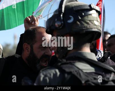 Qalqilya, Cisjordanie, Palestine. 06 janvier 2020. Des soldats israéliens affrontent des manifestants palestiniens lors d'une marche commémorative du Fatah et d'une manifestation près des villages de Nabi Ilyas et Izbat Al-Tabib, à l'est de Qalqilya. Les villages d'Izbat al-Tabib et de Nabi Elyas appartiennent au gouvernorat de Qalqilya et se trouvent du côté palestinien oriental du mur de séparation. La construction à proximité de la colonie israélienne d'Alfei Menashe et la construction israélienne de la barrière ont entraîné la confiscation massive de terres dans les villages, dont l'économie reposait principalement sur l'agriculture. Th Banque D'Images