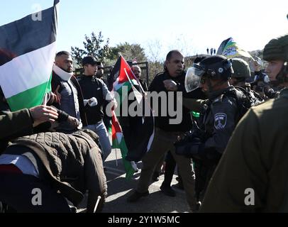 Qalqilya, Cisjordanie, Palestine. 06 janvier 2020. Des soldats israéliens affrontent des manifestants palestiniens lors d'une marche commémorative du Fatah et d'une manifestation près des villages de Nabi Ilyas et Izbat Al-Tabib, à l'est de Qalqilya. Les villages d'Izbat al-Tabib et de Nabi Elyas appartiennent au gouvernorat de Qalqilya et se trouvent du côté palestinien oriental du mur de séparation. La construction à proximité de la colonie israélienne d'Alfei Menashe et la construction israélienne de la barrière ont entraîné la confiscation massive de terres dans les villages, dont l'économie reposait principalement sur l'agriculture. Th Banque D'Images