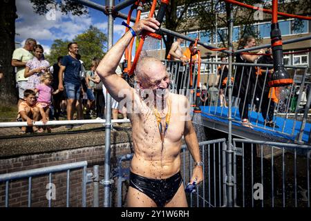 AMSTERDAM - la natation de la ville d'Amsterdam. L’organisation veut recueillir autant d’argent que possible pour la recherche scientifique sur la SLA et améliorer la qualité de vie des patients atteints de SLA. ANP RAMON VAN FLYMEN pays-bas OUT - belgique OUT Banque D'Images