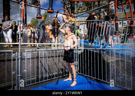 AMSTERDAM - la natation de la ville d'Amsterdam. L’organisation veut recueillir autant d’argent que possible pour la recherche scientifique sur la SLA et améliorer la qualité de vie des patients atteints de SLA. ANP RAMON VAN FLYMEN pays-bas OUT - belgique OUT Banque D'Images