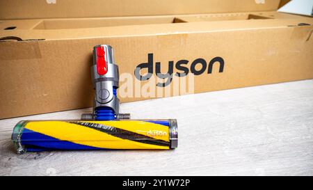 Jurmala, Lettonie 07.07.2024 : gros plan de la tête de brosse Dyson V15 Detect Absolute Soft hoover avec laser optique vert pour trouver la poussière avec un aspirateur Banque D'Images