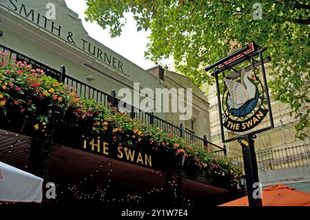 The Swan Pub and Restaurant, Bayswater, Londres, Angleterre, Royaume-Uni - l'un des plus anciens pubs de Londres, belle décoration florale, pub ; maison publique; Banque D'Images