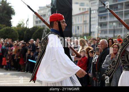 Athènes, Grèce. 15 décembre 2019. L'ancien Palais Royal sur la place Syntagma d'Athènes, avec des soldats de la Garde présidentielle changeant la garde. La place Syntagma est la place centrale d'Athènes, et est située en face de l'ancien Palais Royal, qui abrite le Parlement grec depuis 1934. Les soldats de la Garde présidentielle se tiennent devant le Parlement hellénique sur la place Syntagma 24 heures sur 24, et effectuent la relève des gardes devant le monument de la tombe du soldat inconnu à 11 heures tous les jours Banque D'Images