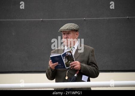 Ascot, Royaume-Uni. 7 septembre 2024. Un homme étudie la forme dans le Parade Ring de l'hippodrome d'Ascot. Crédit : Maureen McLean/Alamy Live News Banque D'Images