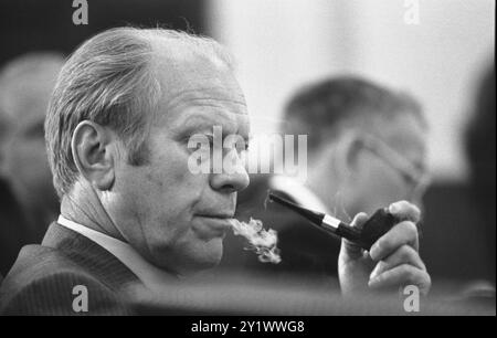 Gros plan sur le Président Gerald R. Ford écoutant lors d’une réunion suite aux assassinats de l’ambassadeur au Liban Francis E. Meloy, Jr. Et Econom Banque D'Images