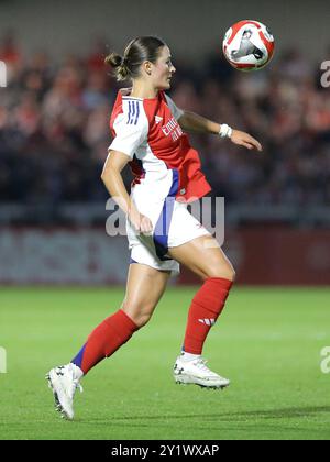 Borehamwood, Royaume-Uni. 7 septembre 2024. Emily Fox d'Arsenal avec les yeux rivés sur le ballon lors de la finale de la première manche de l'UEFA Women's Champions League entre Arsenal et Rosenborg BK Kvinner au stade Mangata Pay UK, Meadow Park. Crédit : Jay Patel/Alamy Live News Banque D'Images