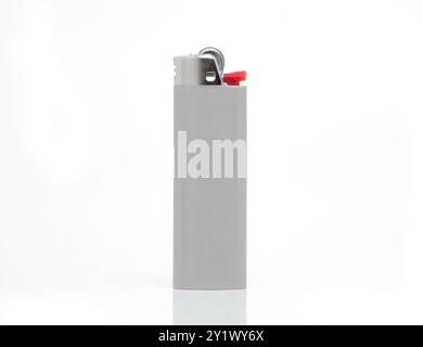 petit briquet de poche isolé sur blanc. Photo de haute qualité Banque D'Images