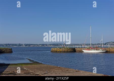 Tayport Harbour entrée sur le côté sud du Firth of Tay à High Tide par un brillant après-midi de septembre. Broughty Ferry et Dundee au loin Banque D'Images