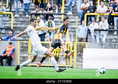 Jef Van Der Veken de Houtvenne et Glenn Claes de Lierse photographiés en action lors d'un match de football entre K. Lierse S.K. (1b) et KFC Houtvenne (2e amateur), lors de la sixième manche de la Croky Cup Belgian Cup, dimanche 08 septembre 2024 à lier. BELGA PHOTO TOM GOYVAERTS Banque D'Images