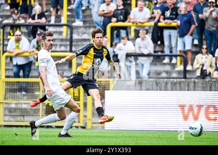 Jef Van Der Veken de Houtvenne et Glenn Claes de Lierse photographiés en action lors d'un match de football entre K. Lierse S.K. (1b) et KFC Houtvenne (2e amateur), lors de la sixième manche de la Croky Cup Belgian Cup, dimanche 08 septembre 2024 à lier. BELGA PHOTO TOM GOYVAERTS Banque D'Images