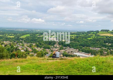 Couple profitant de la vue de White Nancy Kerridge colline Banque D'Images