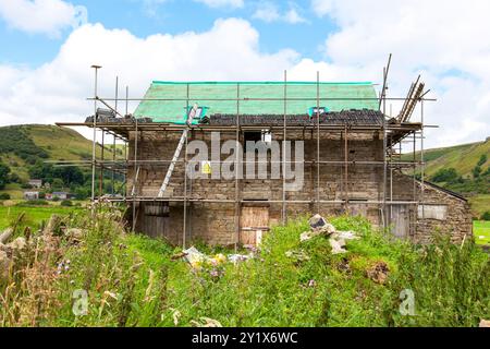 Échafaudage sur une grange convertie dans le Derbyshire rural, Angleterre, Royaume-Uni Banque D'Images