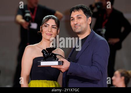 Venise, Italie. 07 septembre 2024. Zayne Akyol et Arshia Shakiba posent avec le prix du meilleur court métrage pour "Who Loves the Sun" lors du 81e Festival International du film de Venise au Palazzo del Cinema le samedi 7 septembre 2024 à Venise, Italie. Photo de Rocco Spaziani/UPI crédit : UPI/Alamy Live News Banque D'Images