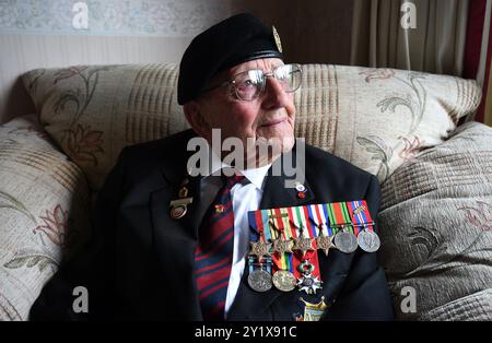 Photo du dossier datée du 03/06/19 de Don Sheppard portant ses médailles de campagne à son domicile à Basildon, Essex. Le vétéran du jour J qui a aidé à libérer le camp de concentration de Bergen-Belsen est décédé à l’âge de 104 ans. Sheppard, un pilote d'expédition pour les Royal Engineers, a atterri sur la plage Juno le 6 juin 1944 dans un char de navire de débarquement. Date d'émission : dimanche 8 septembre 2024. Banque D'Images