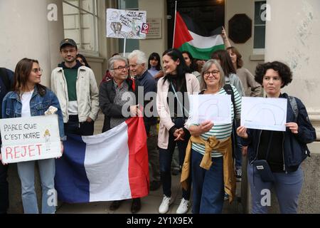 Londres, Royaume-Uni. 07 septembre 2024. Un groupe de manifestants se tient devant l'ambassade de France avec un drapeau français et des pancartes pendant le rassemblement. Des manifestants manifestent contre la nomination du président Emmanuel Macron au poste de premier ministre conservateur, Michel Barnier, devant l'ambassade de France à Londres. Michel Barnier a été nommé le 5 septembre 2024. Les manifestants soutiennent que parce que la plupart des votes lors des récentes élections anticipées ont été remportés par des candidats soutenant la gauche et que le premier ministre aurait dû être choisi dans leurs rangs. Crédit : SOPA images Limited/Alamy Live News Banque D'Images