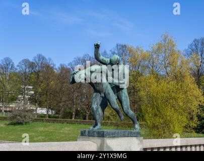 Oslo, Norvège - 3 mai 2024 : une majestueuse sculpture en bronze dans le Vigeland sculpture Park représente un homme tenant une femme. C'est une représentation expressive de Banque D'Images