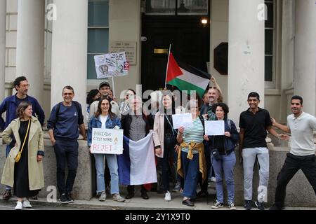 Londres, Royaume-Uni. 07 septembre 2024. Un groupe de manifestants se tient devant l'ambassade de France avec un drapeau français et des pancartes pendant le rassemblement. Des manifestants manifestent contre la nomination du président Emmanuel Macron au poste de premier ministre conservateur, Michel Barnier, devant l'ambassade de France à Londres. Michel Barnier a été nommé le 5 septembre 2024. Les manifestants soutiennent que parce que la plupart des votes lors des récentes élections anticipées ont été remportés par des candidats soutenant la gauche et que le premier ministre aurait dû être choisi dans leurs rangs. Crédit : SOPA images Limited/Alamy Live News Banque D'Images