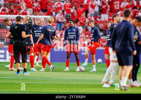 Copenhague, Danemark. 08 septembre 2024. Les joueurs danois se réchauffent avant le match de football du Groupe 4 de la Ligue des Nations de l'UEFA entre le Danemark et la Serbie à Parken à Copenhague le 8 septembre 2024. Crédit : Ritzau/Alamy Live News Banque D'Images