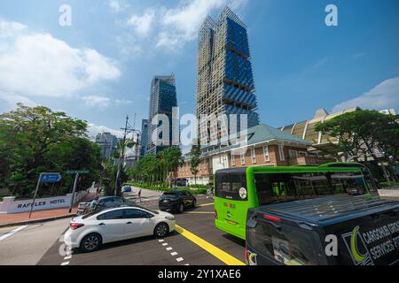 Singapour - 13 juin 2024 : rue centrale dans le quartier du centre-ville de Singapour à la journée ensoleillée. Les voitures roulent sur la route. Concept de voyage Banque D'Images