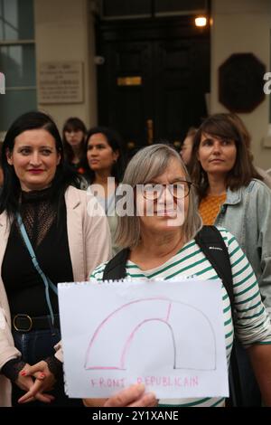 Londres, Royaume-Uni. 07 septembre 2024. Un manifestant tient une pancarte indiquant comment la gauche a remporté la majorité des voix pendant la manifestation. Des manifestants manifestent contre la nomination du président Emmanuel Macron au poste de premier ministre conservateur, Michel Barnier, devant l'ambassade de France à Londres. Michel Barnier a été nommé le 5 septembre 2024. Les manifestants soutiennent que parce que la plupart des votes lors des récentes élections anticipées ont été remportés par des candidats soutenant la gauche et que le premier ministre aurait dû être choisi dans leurs rangs. Crédit : SOPA images Limited/Alamy Live News Banque D'Images