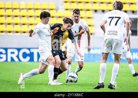 Lier, Belgique. 08 septembre 2024. Owen Corten de Houtvenne, Daan de Peuter de Lierse et Jef Van Der Veken de Houtvenne photographiés en action lors d'un match de football entre K. Lierse S.K. (1b) et KFC Houtvenne (2e amateur), lors du sixième tour de la Croky Cup Belgian Cup, dimanche 08 septembre 2024 à lier. BELGA PHOTO TOM GOYVAERTS crédit : Belga News Agency/Alamy Live News Banque D'Images