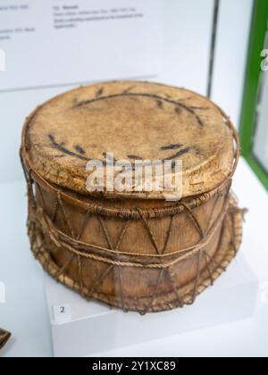 Tambour tutu, culture Ticuna, Amazonie, récolté en 1933-34, bois de cèdre rouge, peau de serpent, rotin, fibre de chambia et pigment, Musée national d'anthropologie, Madrid, Espagne. Banque D'Images