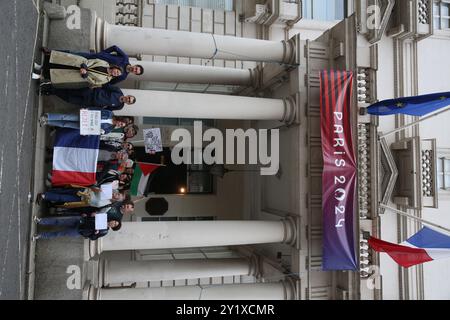 Londres, Royaume-Uni. 07 septembre 2024. Un groupe de manifestants se tient devant l'ambassade de France avec un drapeau français et des pancartes pendant le rassemblement. Des manifestants manifestent contre la nomination du président Emmanuel Macron au poste de premier ministre conservateur, Michel Barnier, devant l'ambassade de France à Londres. Michel Barnier a été nommé le 5 septembre 2024. Les manifestants soutiennent que parce que la plupart des votes lors des récentes élections anticipées ont été remportés par des candidats soutenant la gauche et que le premier ministre aurait dû être choisi dans leurs rangs. (Photo de Martin Pope/SOPA images/SIPA USA) crédit : SIPA USA/Alamy Live News Banque D'Images