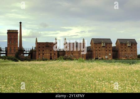 Les Bass Maltings abandonnés, classés Grade II, désutilisèrent des bâtiments de malt à Sleaford, Lincolnshire, Angleterre, abandonnés depuis les années 1990 Banque D'Images