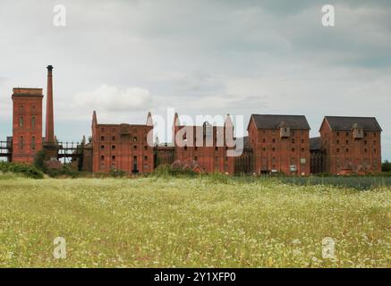 Les Bass Maltings abandonnés, classés Grade II, désutilisèrent des bâtiments de malt à Sleaford, Lincolnshire, Angleterre, abandonnés depuis les années 1990 Banque D'Images