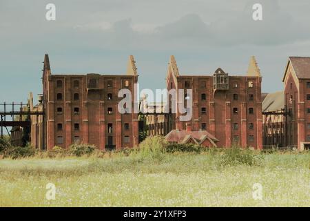 Les Bass Maltings abandonnés, classés Grade II, désutilisèrent des bâtiments de malt à Sleaford, Lincolnshire, Angleterre, abandonnés depuis les années 1990 Banque D'Images