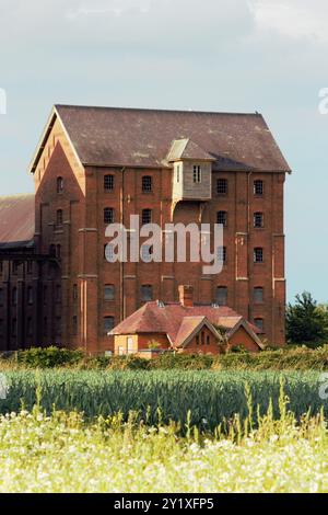 Les Bass Maltings abandonnés, classés Grade II, désutilisèrent des bâtiments de malt à Sleaford, Lincolnshire, Angleterre, abandonnés depuis les années 1990 Banque D'Images