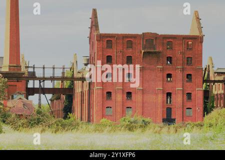 Les Bass Maltings abandonnés, classés Grade II, désutilisèrent des bâtiments de malt à Sleaford, Lincolnshire, Angleterre, abandonnés depuis les années 1990 Banque D'Images