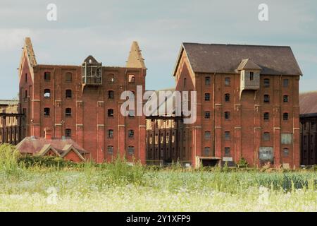 Les Bass Maltings abandonnés, classés Grade II, désutilisèrent des bâtiments de malt à Sleaford, Lincolnshire, Angleterre, abandonnés depuis les années 1990 Banque D'Images