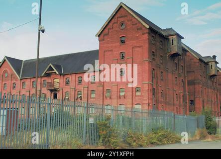 Les Bass Maltings abandonnés, classés Grade II, désutilisèrent des bâtiments de malt à Sleaford, Lincolnshire, Angleterre, abandonnés depuis les années 1990 Banque D'Images